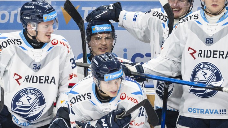 Hráči Vítkovic oslavují šestý gól