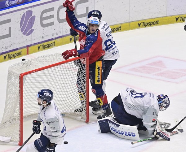 Lukáš Sedlák střílí vítězný gól