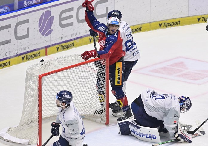 Lukáš Sedlák střílí vítězný gól