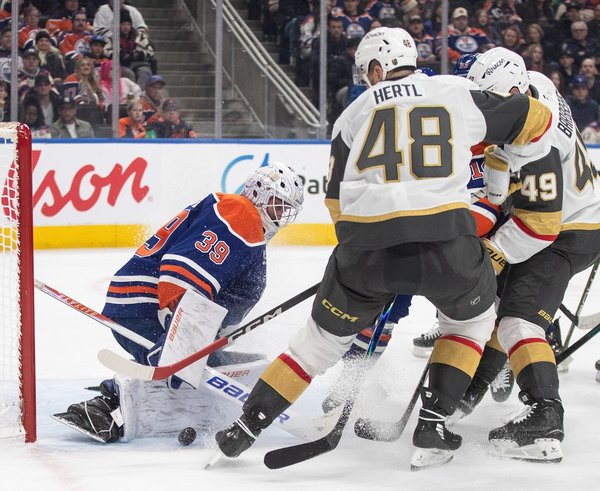 Tomáš Hertl před brankou Oilers