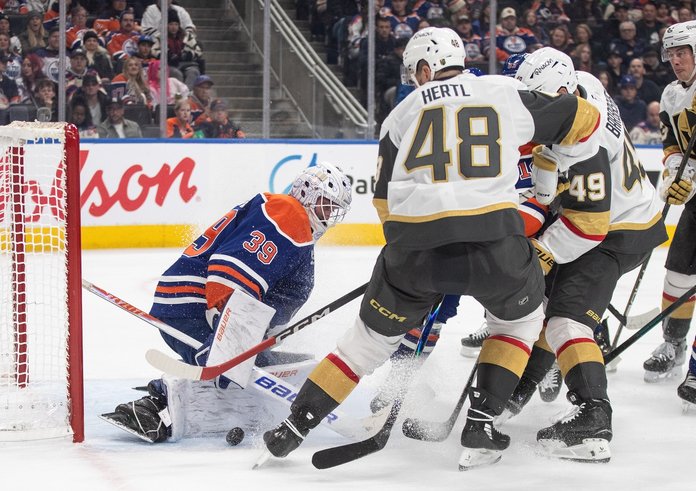 Tomáš Hertl před brankou Oilers