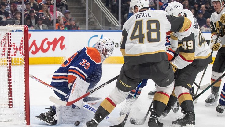 Tomáš Hertl před brankou Oilers