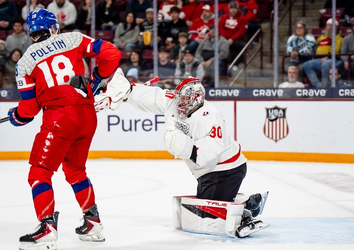 Tomáš Poletín před brankářem Carterem Georgem