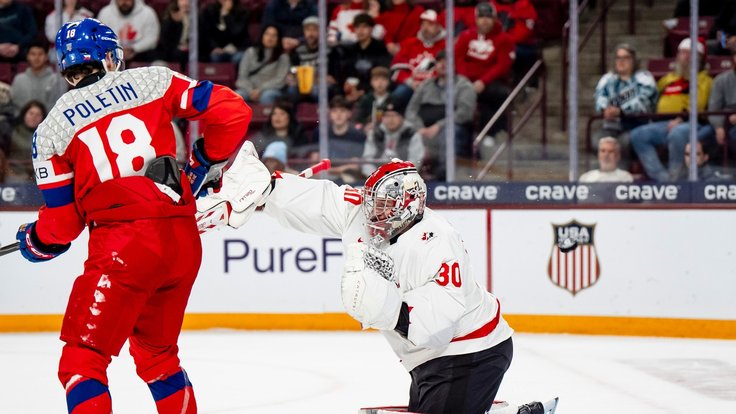 Tomáš Poletín před brankářem Carterem Georgem