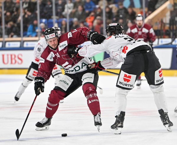 Filip Chlapík v souboji s Nolan Allanem