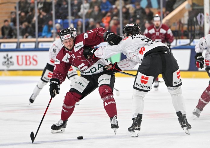 Filip Chlapík v souboji s Nolan Allanem