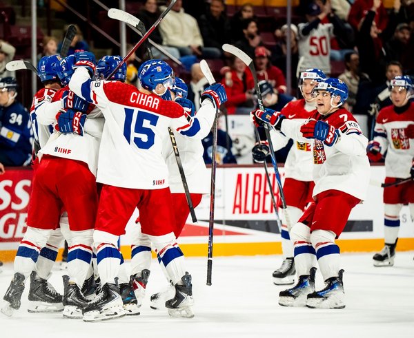 Čeští hokejisté oslavují vítězný gól