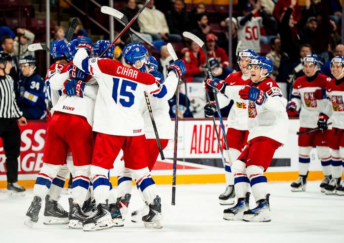 Čeští hokejisté oslavují vítězný gól