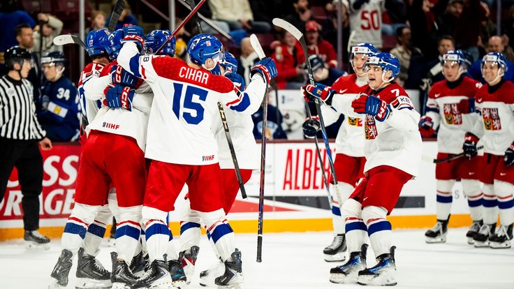 Čeští hokejisté oslavují vítězný gól