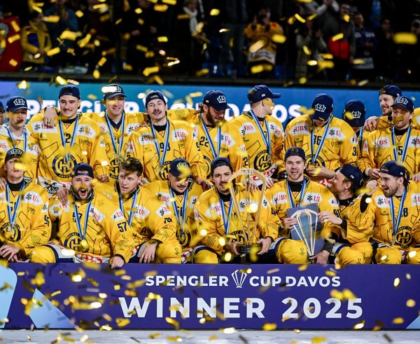Hokejisté Davosu slaví triumf na Spengler Cupu.