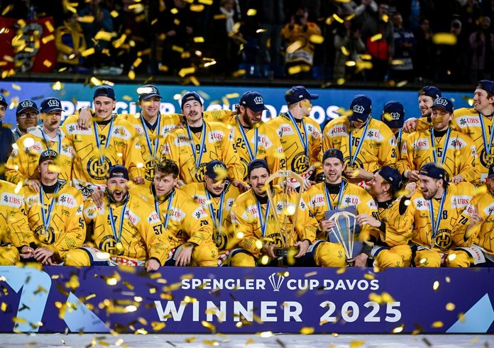 Hokejisté Davosu slaví triumf na Spengler Cupu.