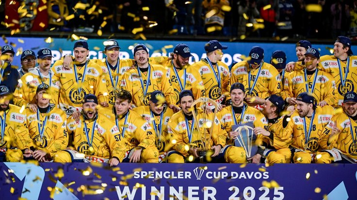 Hokejisté Davosu slaví triumf na Spengler Cupu.