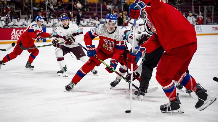 Čeští junioři zaznamenali povinnou výhru na Lotyšskem.