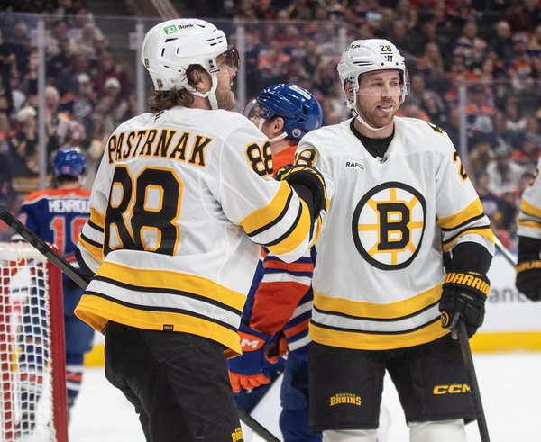 David Pastrňák oslavuje gól