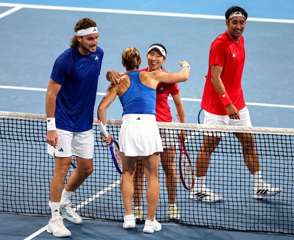 Řecký tým (v modrém) porazil Japonsko.