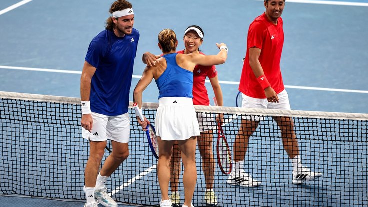 Řecký tým (v modrém) porazil Japonsko.