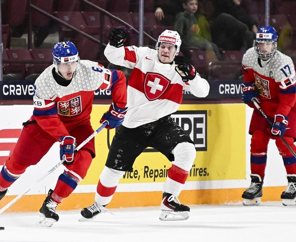 Čeští junioři porazili Švýcarsko.