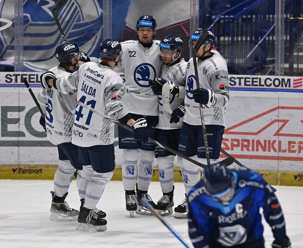 Hokejisté Plzně slaví výhru nad Vítkovicemi.
