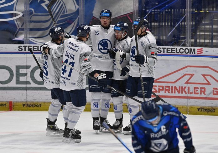 Hokejisté Plzně slaví výhru nad Vítkovicemi.