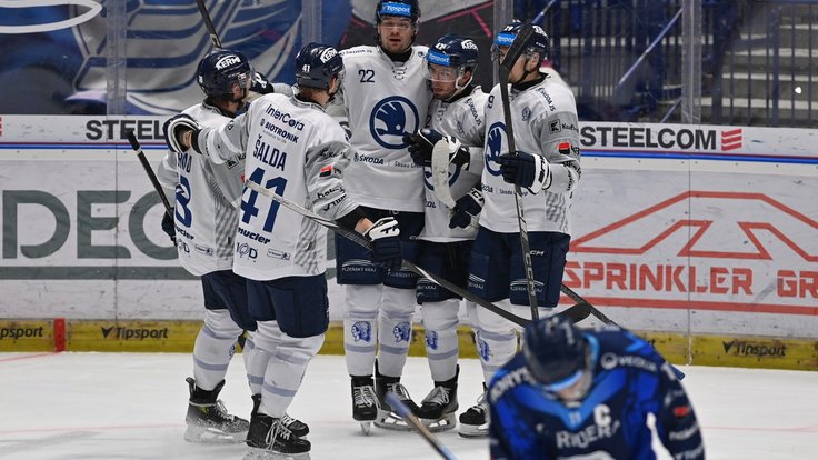 Hokejisté Plzně slaví výhru nad Vítkovicemi.