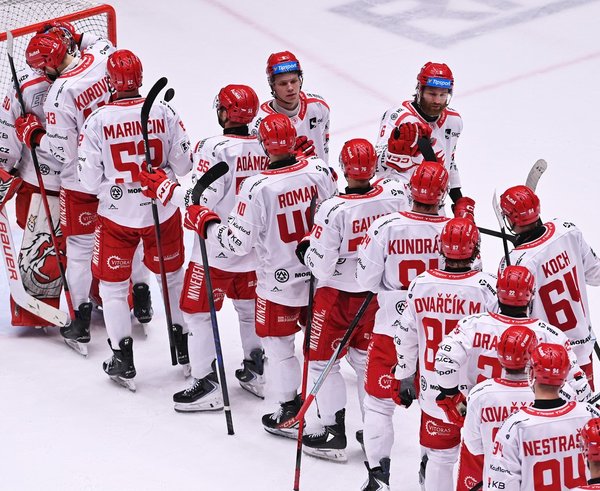 Třinečtí hráči oslavují vítězství nad Spartou