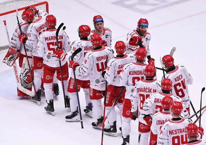 Třinečtí hráči oslavují vítězství nad Spartou