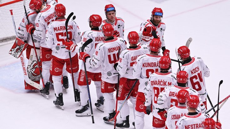 Třinečtí hráči oslavují vítězství nad Spartou