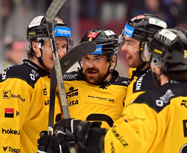 Hráči Litvínova oslavují vítězný gól