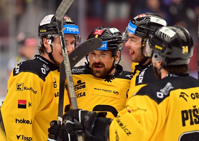 Hráči Litvínova oslavují vítězný gól