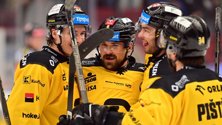 Hráči Litvínova oslavují vítězný gól