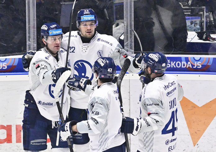 Hráči Plzně slaví gól
