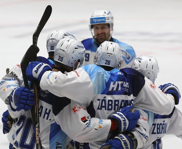 Hokejisté Komety se radují z výhry