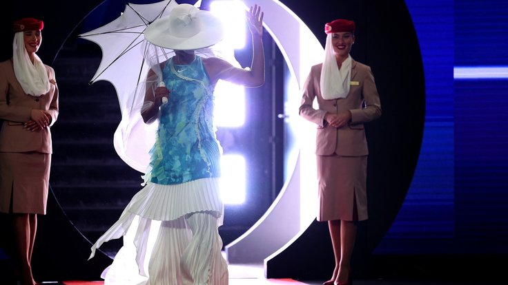 Naomi Ósaková a její extravagantní outfit.