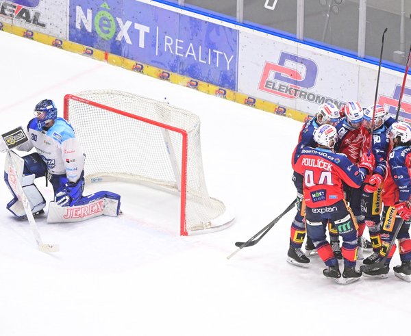 Hráči Dynama oslavují gól