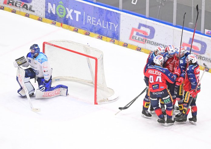 Hráči Dynama oslavují gól