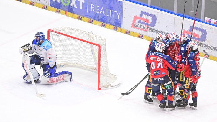 Hráči Dynama oslavují gól