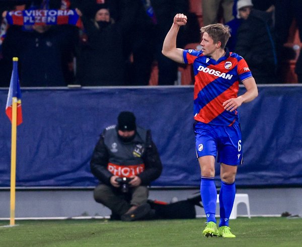 Parádní trefa. Úvodní gól zápasu s Portem obstaral již v šesté minutě Lukáš Červ.