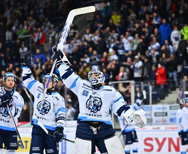Petr Kváča slaví výhru nad Kometou Brno.