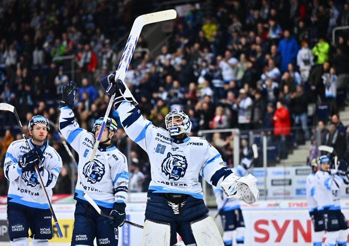 Petr Kváča slaví výhru nad Kometou Brno.