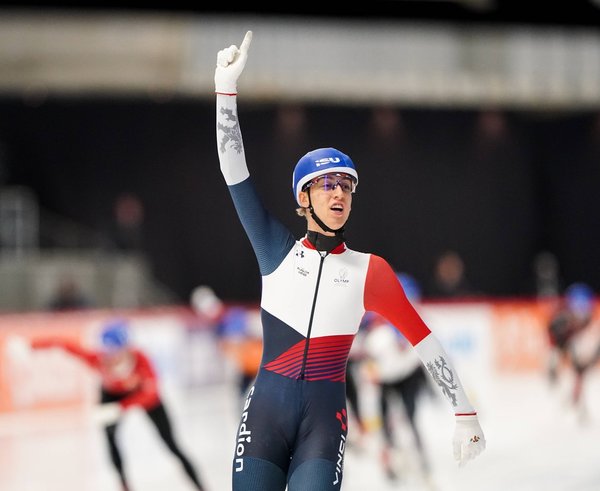 Metoděj Jílek se raduje z vítězství.