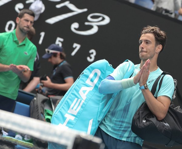 Lorenzo Musetti (vpravo), v pozadí tleská Novak Djokovič.