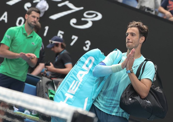 Lorenzo Musetti (vpravo), v pozadí tleská Novak Djokovič.