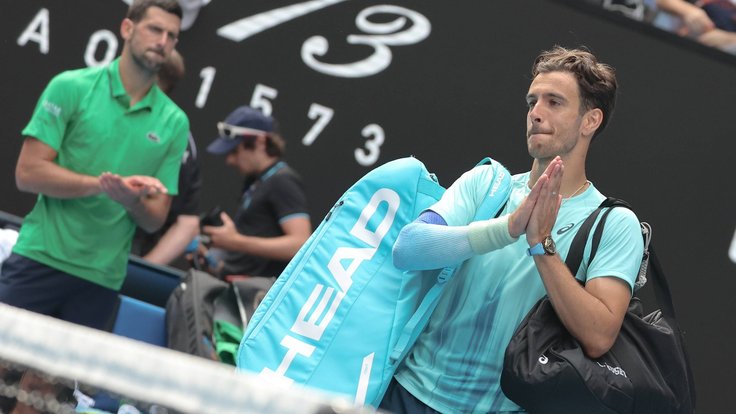 Lorenzo Musetti (vpravo), v pozadí tleská Novak Djokovič.