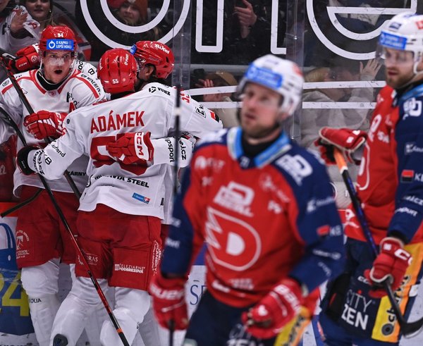 Oceláři oslavují gól