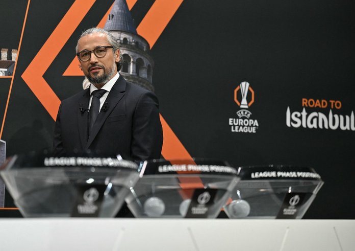 Ambasador Evropské ligy Ilhan Mansiz před losováním.