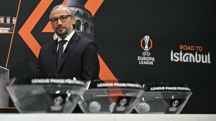 Ambasador Evropské ligy Ilhan Mansiz před losováním.