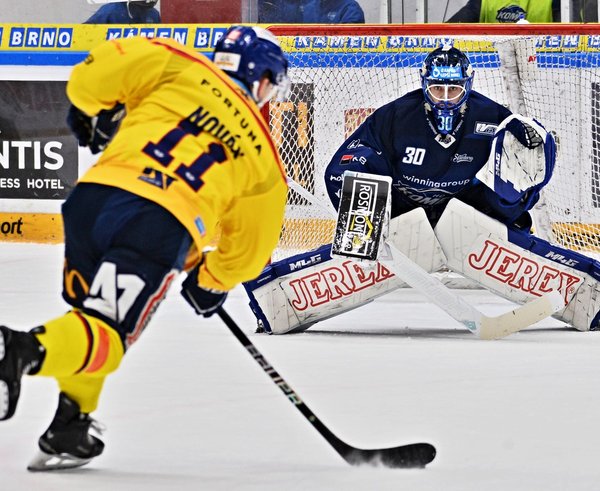 Pavel Novák střílí na Adama Stezku.
