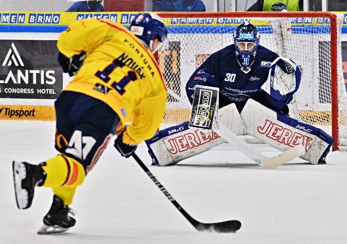 Pavel Novák střílí na Adama Stezku.