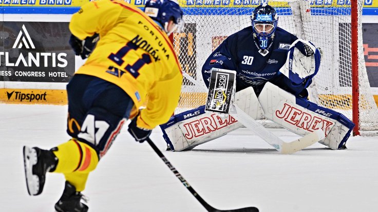 Pavel Novák střílí na Adama Stezku.