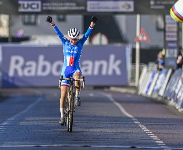 Zlato pro juniorky. Cyklokrosařka Barbora Bukovská vybojovala pro Česko první titul mistryně světa v ženských kategoriích v historii.